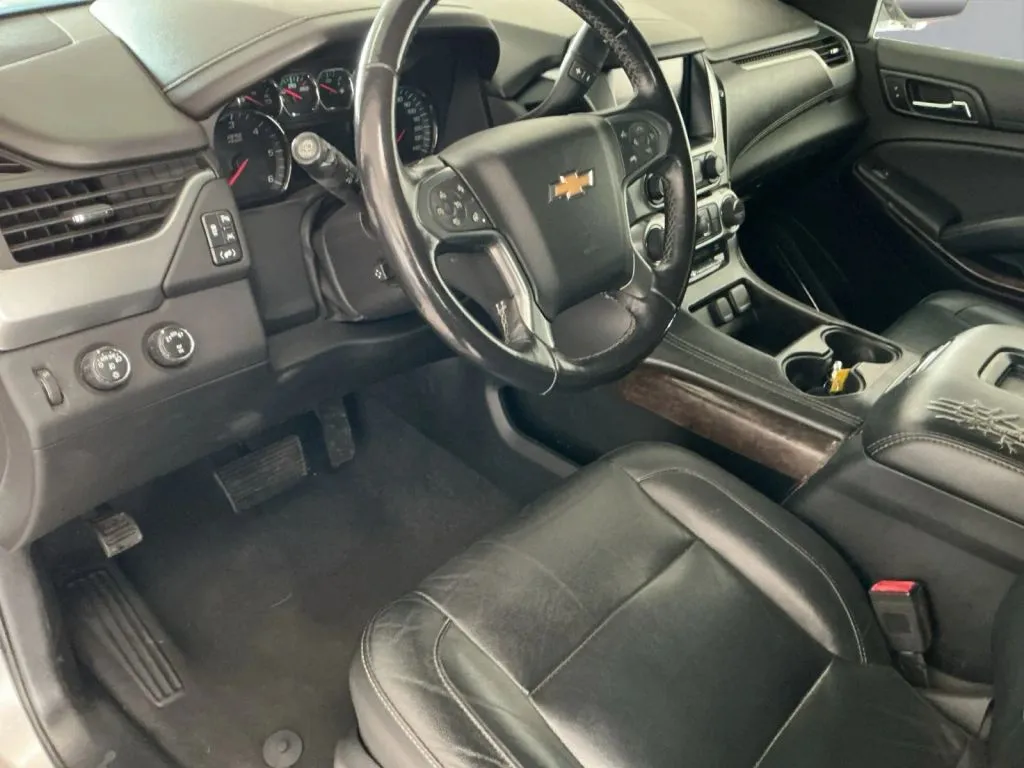 Chevrolet Suburban photo 11