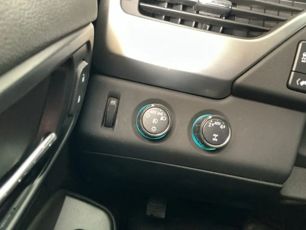 Chevrolet Suburban photo 32