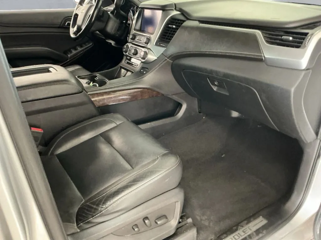Chevrolet Suburban photo 15