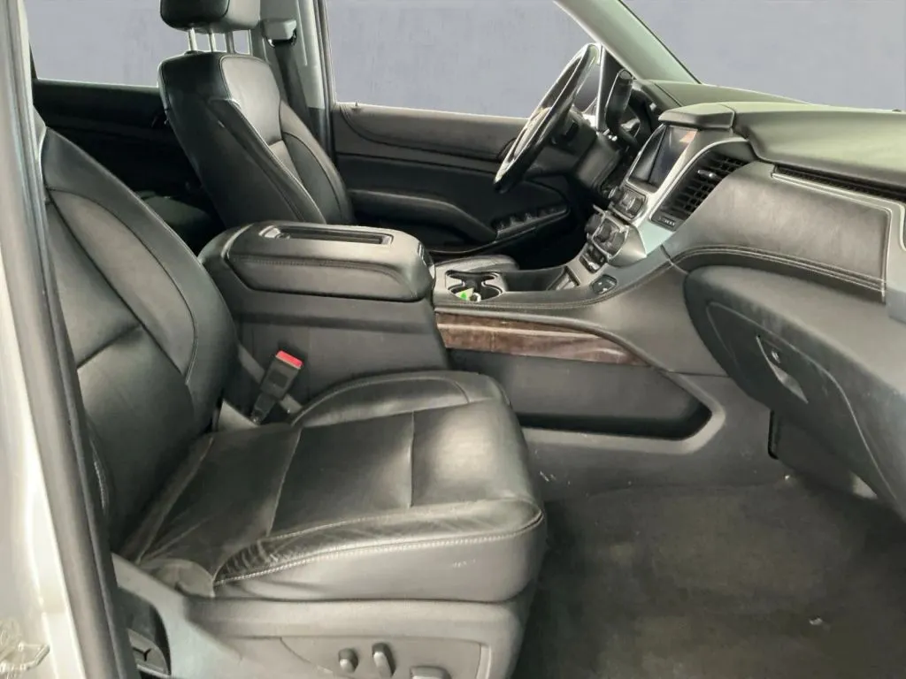 Chevrolet Suburban photo 16