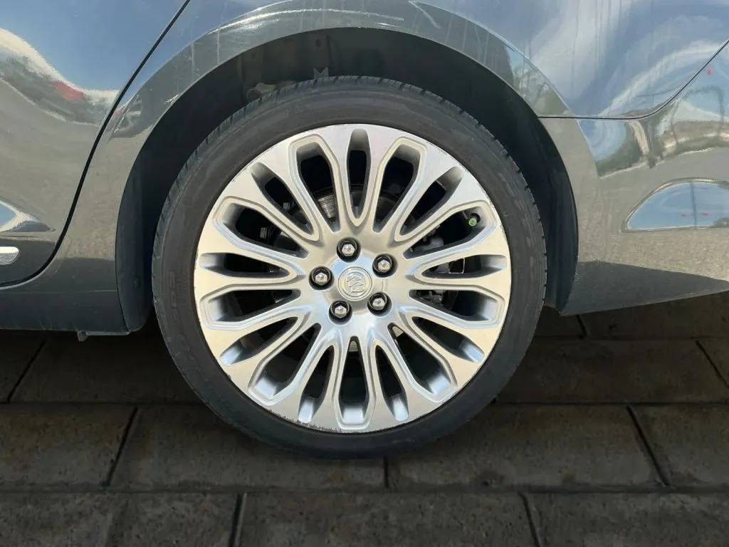 Buick LaCrosse photo 17