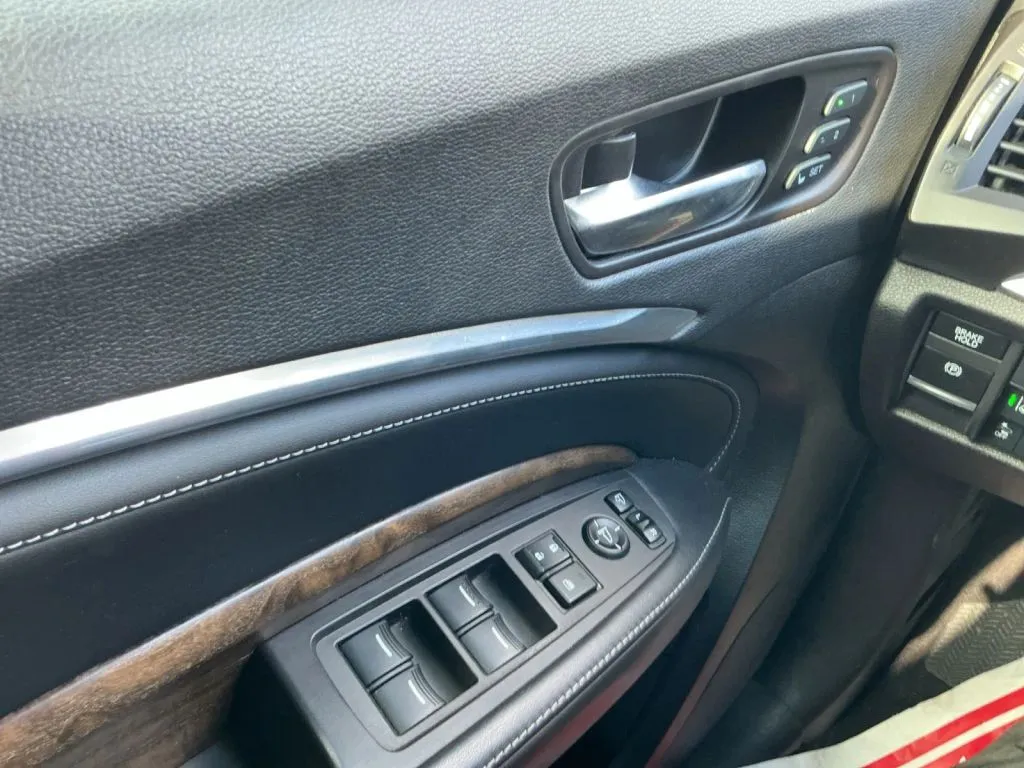 Acura MDX photo 11