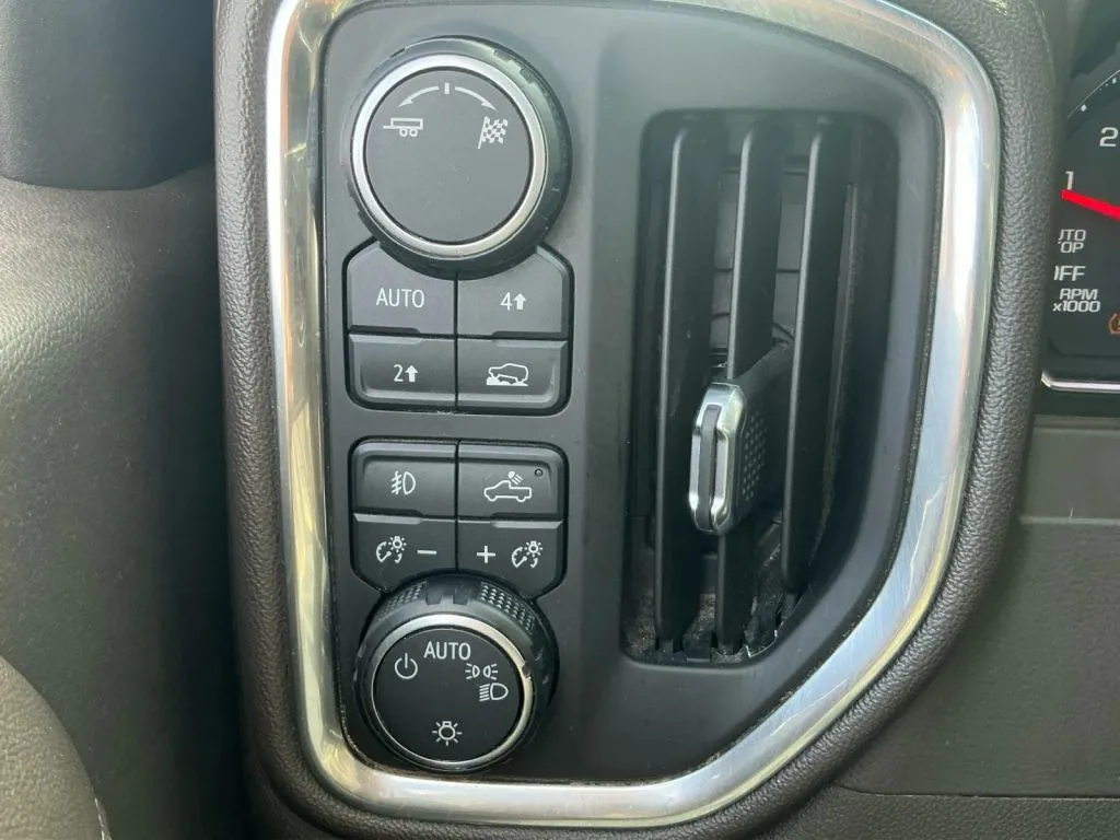 Chevrolet Silverado photo 25