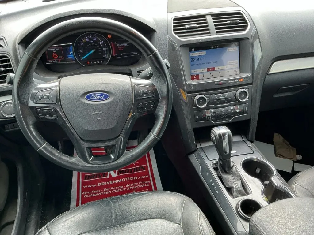 Ford Explorer photo 17