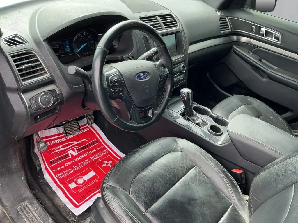 Ford Explorer photo 14