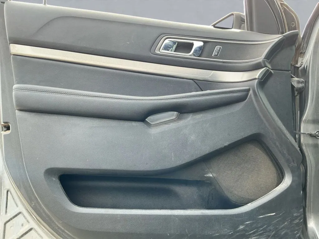 Ford Explorer photo 11