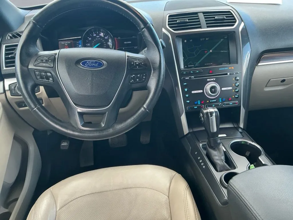 Ford Explorer photo 16