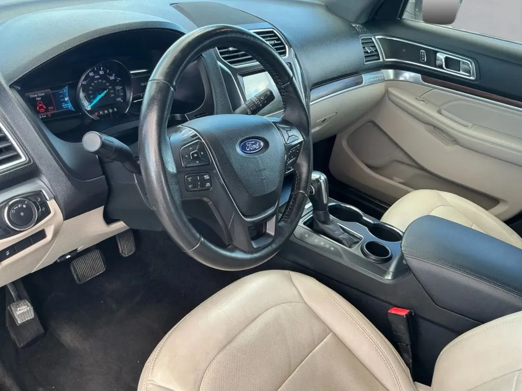 Ford Explorer photo 13