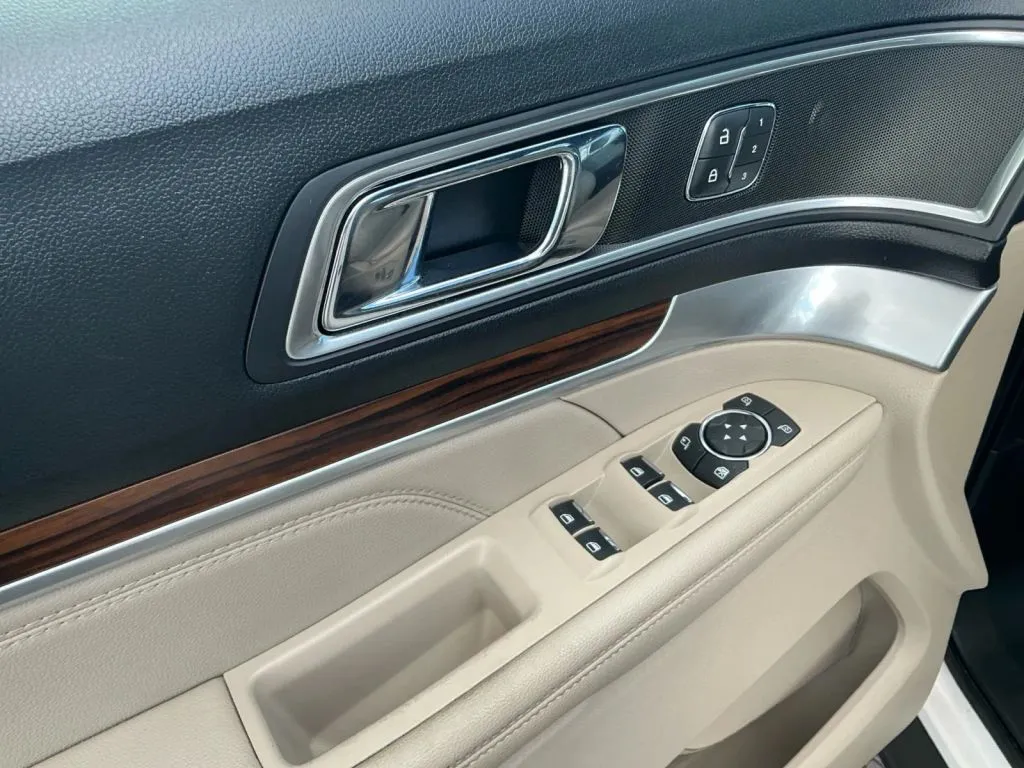 Ford Explorer photo 11