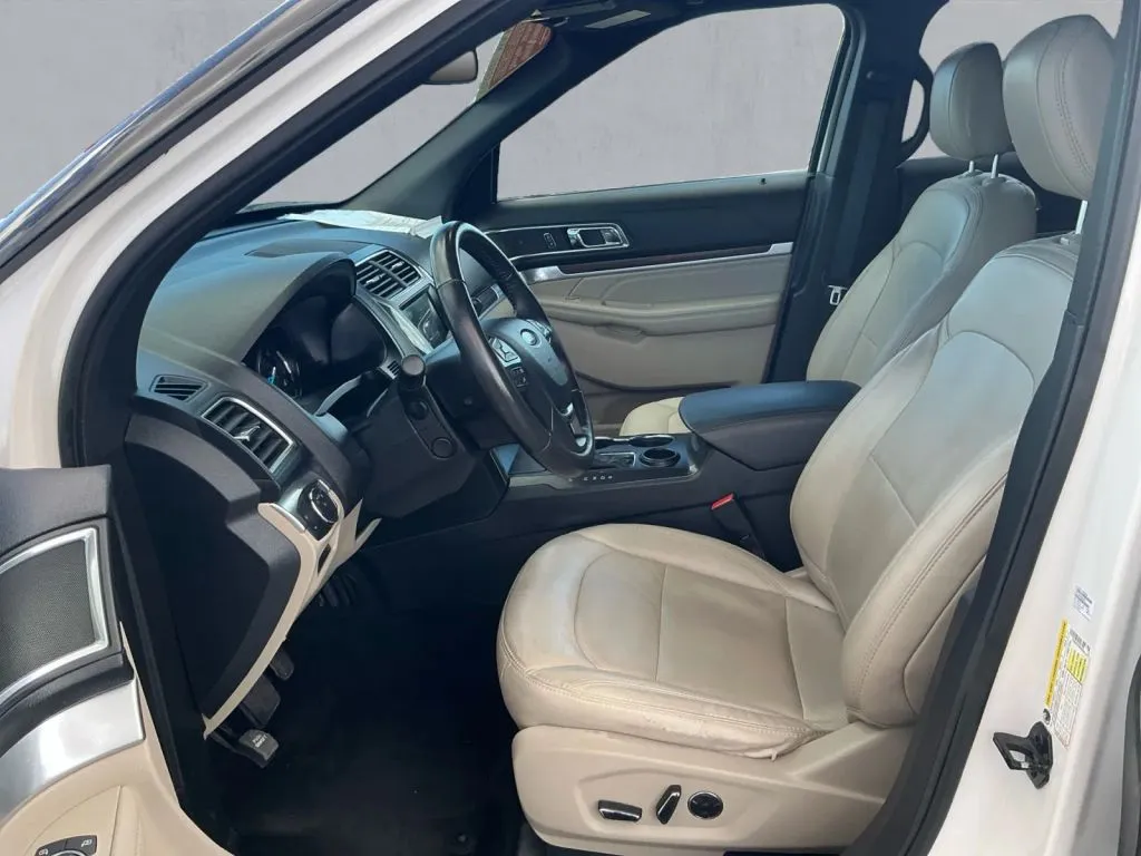 Ford Explorer photo 12