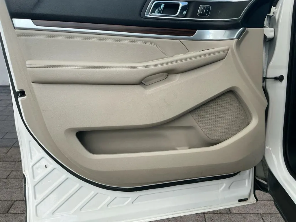 Ford Explorer photo 10