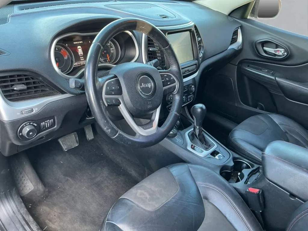 Jeep Cherokee photo 13