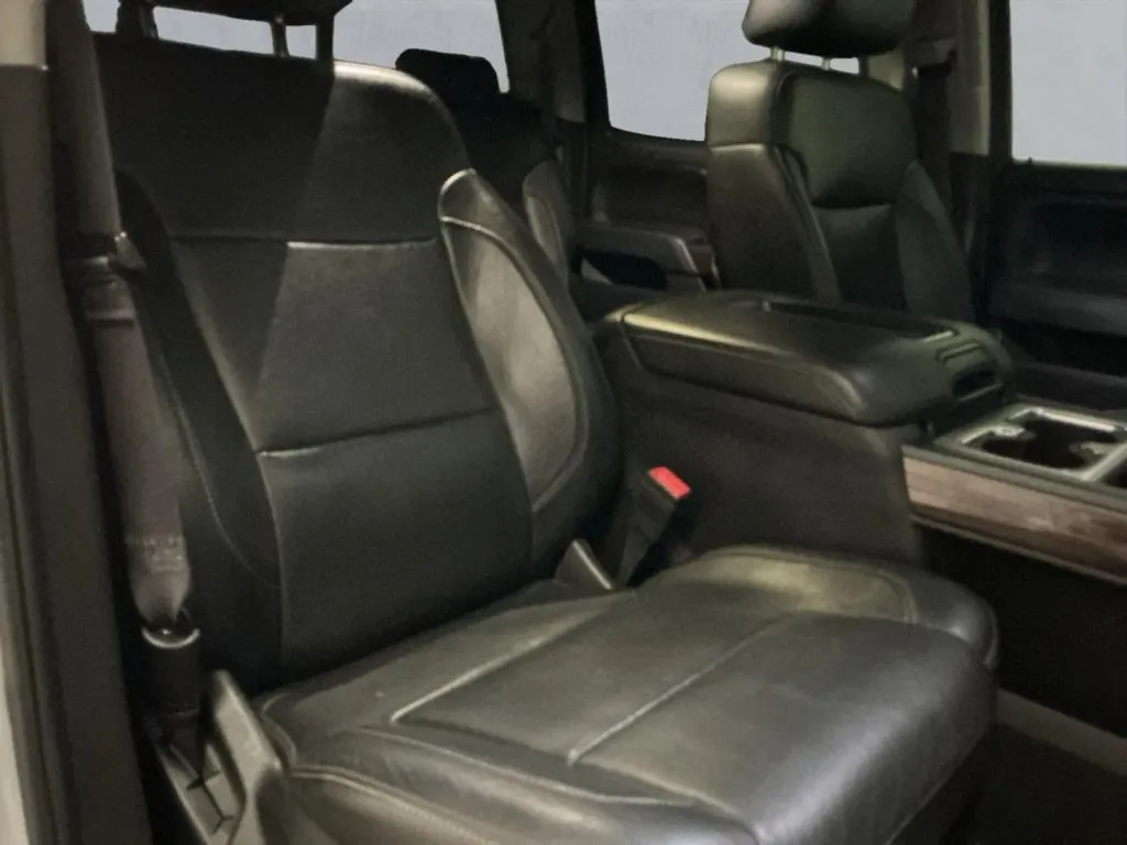 GMC Sierra photo 14