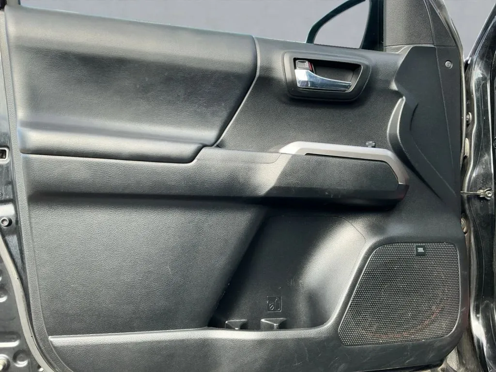 Toyota Tacoma photo 10