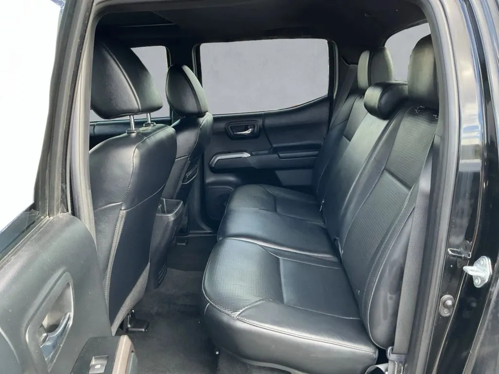 Toyota Tacoma photo 14