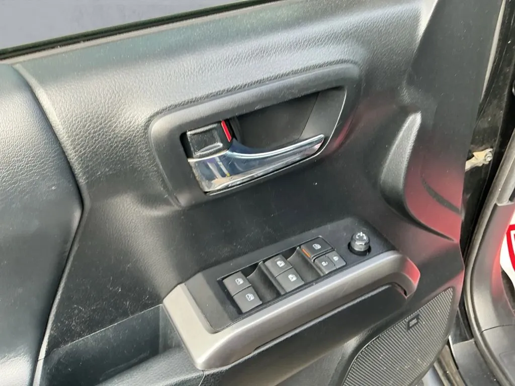 Toyota Tacoma photo 11