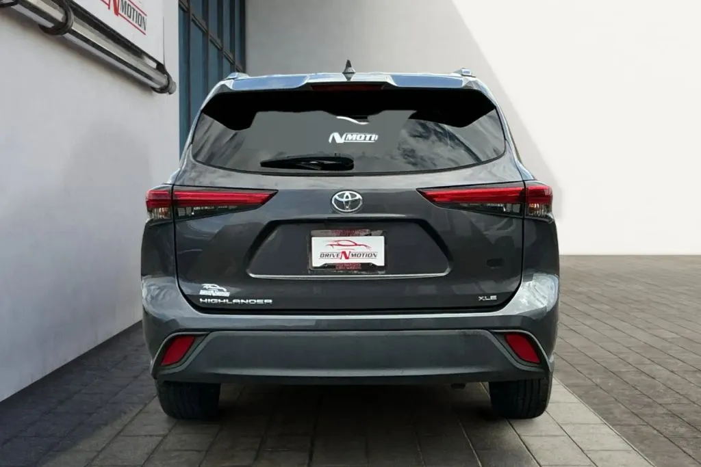 More photos of 2021 Toyota Highlander XLE Sport Utility 4D at Drive N-Motion Rio Rancho, NM