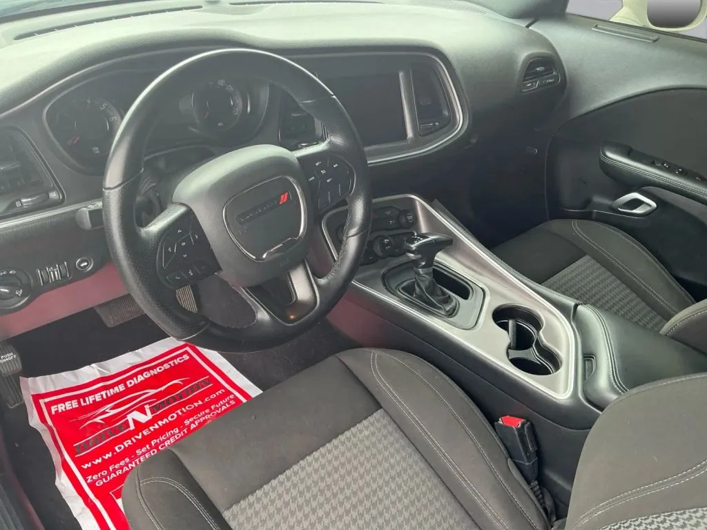 Dodge Challenger photo 13
