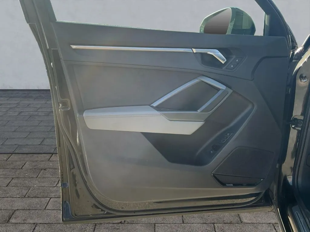 Audi Q3 photo 11