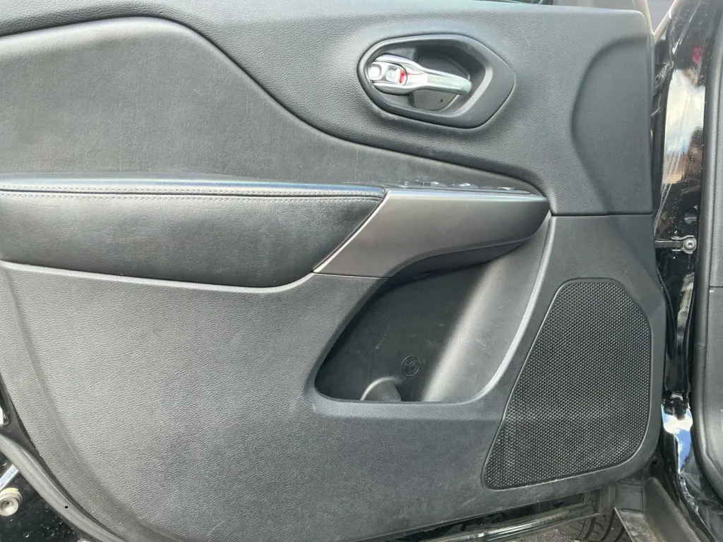 Jeep Cherokee photo 9