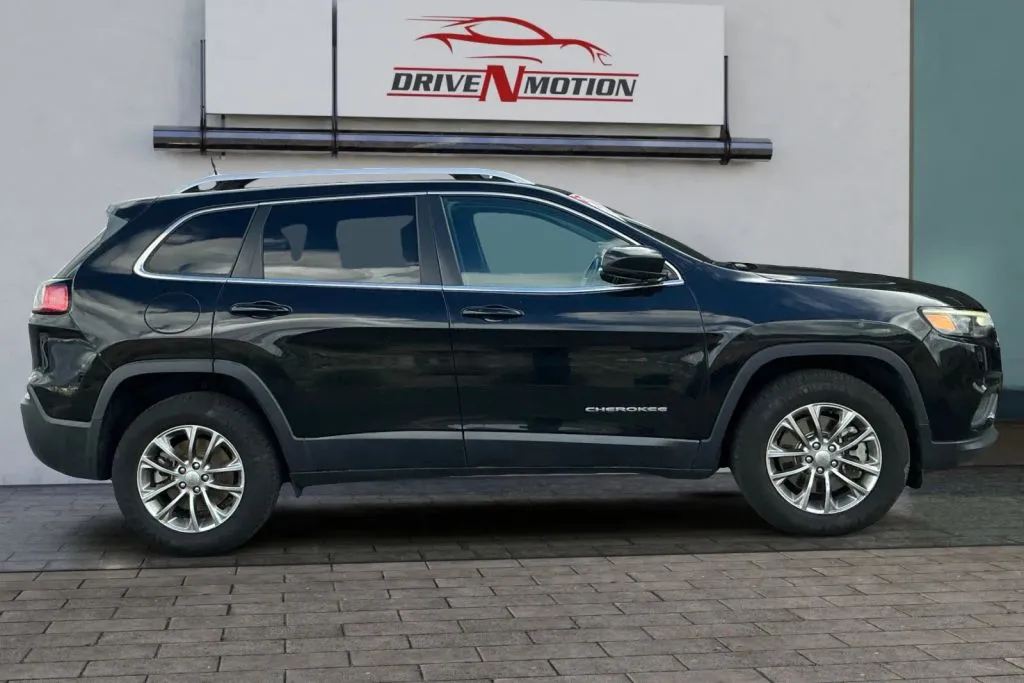 Another view of 2019 Jeep Cherokee Latitude Plus Sport Utility 4D for sale in Rio Rancho, NM at Drive N-Motion Rio Rancho