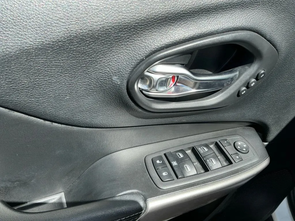 Jeep Cherokee photo 11