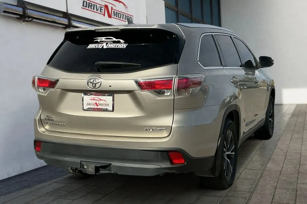 More photos of 2016 Toyota Highlander XLE Sport Utility 4D at Drive N-Motion Rio Rancho, NM