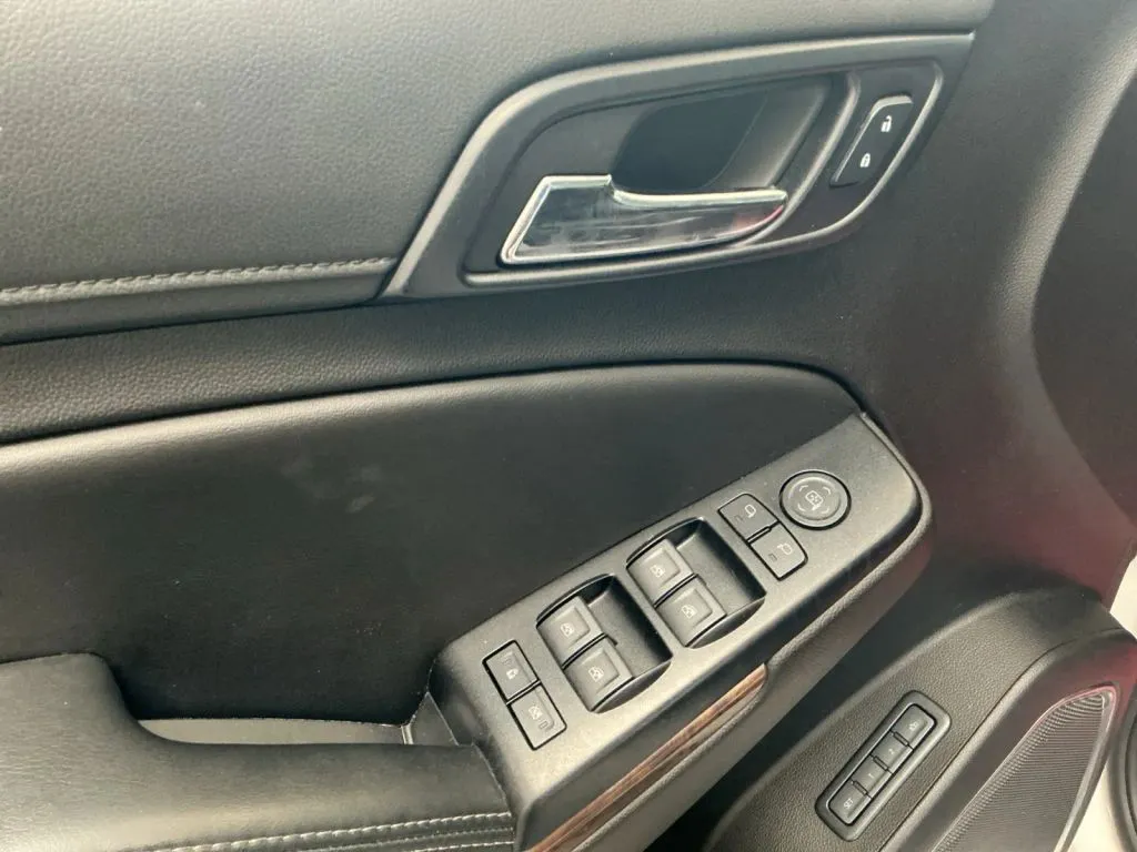 Chevrolet Suburban photo 12