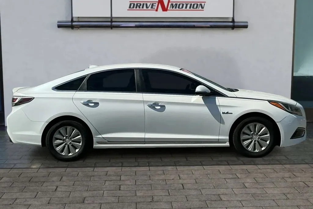 Another view of 2016 Hyundai Sonata Hybrid SE Sedan 4D for sale in Rio Rancho, NM at Drive N-Motion Rio Rancho