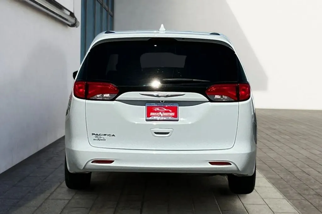 More photos of 2017 Chrysler Pacifica LX Minivan 4D at Drive N-Motion Rio Rancho, NM
