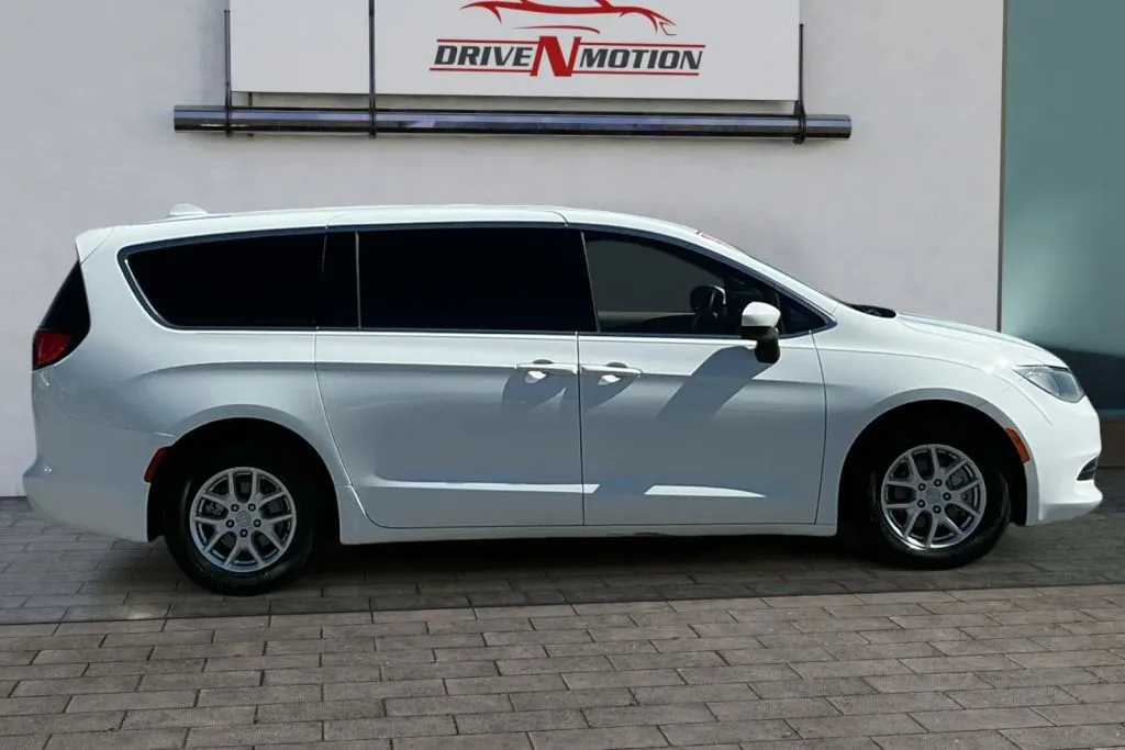 Another view of 2017 Chrysler Pacifica LX Minivan 4D for sale in Rio Rancho, NM at Drive N-Motion Rio Rancho