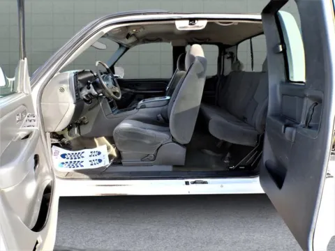 More photos of 2004 GMC Sierra 3500 SLT at Quality Motors Chrysler Dodge Jeep Ram, KS