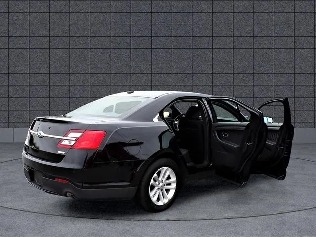 2018 Ford Taurus - Photo 7