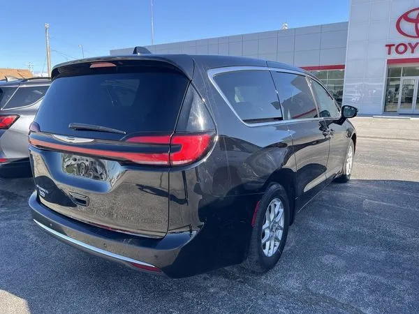 2024 Chrysler Pacifica Touring L's photo