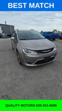 Silver 2017 Chrysler Pacifica Limited for sale in Independence, KS