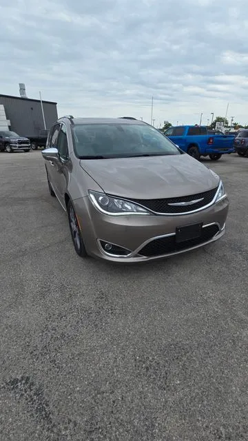 2017 Chrysler Pacifica Limited's photo