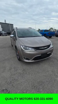 Silver 2017 Chrysler Pacifica Limited for sale in Independence, KS
