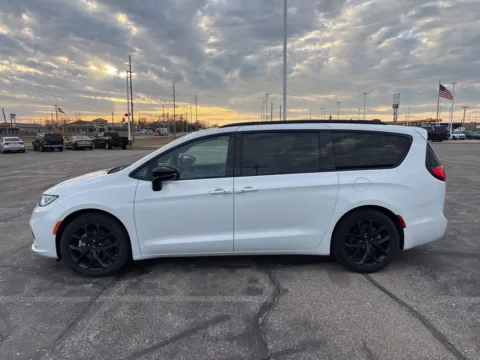 Photos of 2025 Chrysler Pacifica Limited for sale in Michigan City, IN at Graff Chevrolet GMC of Michigan City