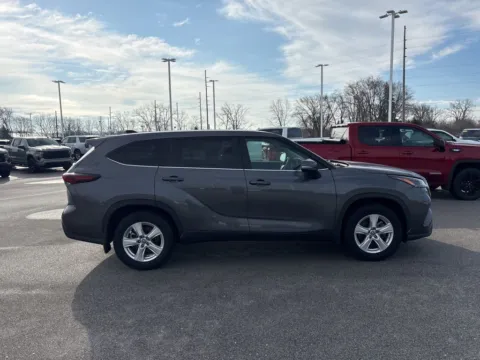 More photos of 2024 Toyota Highlander LE at Graff Chevrolet GMC of Michigan City, IN
