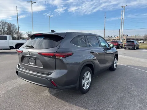 More photos of 2024 Toyota Highlander LE at Graff Chevrolet GMC of Michigan City, IN
