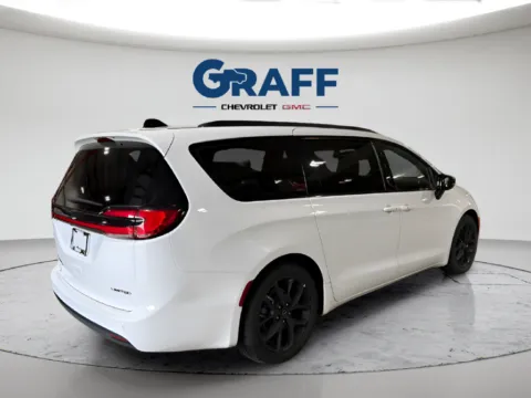 More photos of 2025 Chrysler Pacifica Limited at Graff Chevrolet GMC of Michigan City, IN