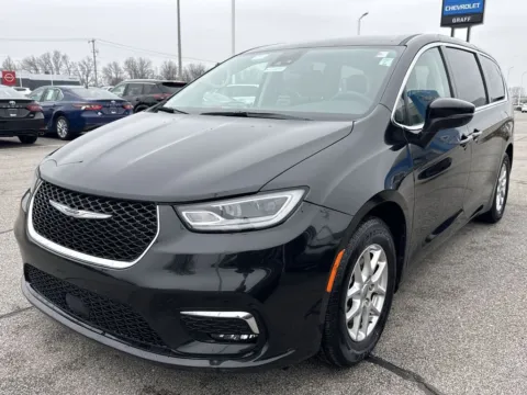 Black 2023 Chrysler Pacifica Touring L for sale in Burns Harbor, IN