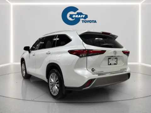 More photos of 2023 Toyota Highlander Platinum at Graff Toyota, IN