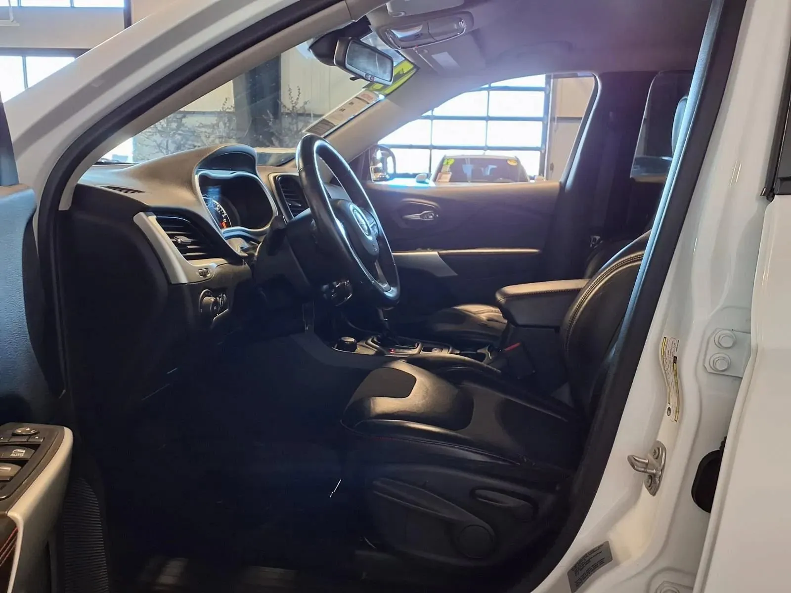 Jeep Cherokee photo 17
