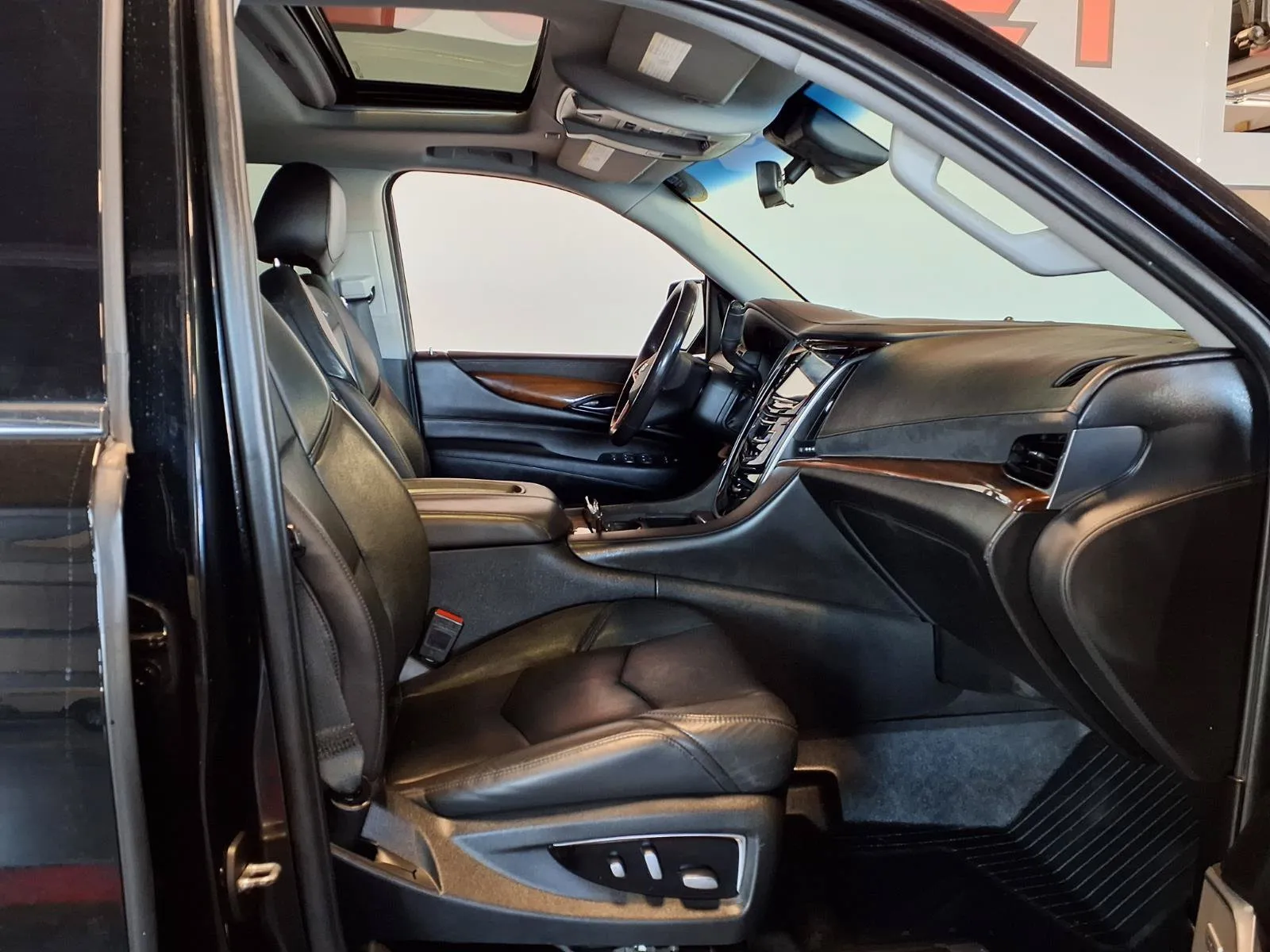 Cadillac Escalade photo 14
