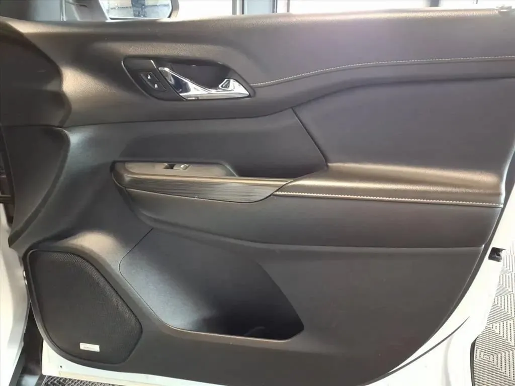 GMC Acadia photo 13