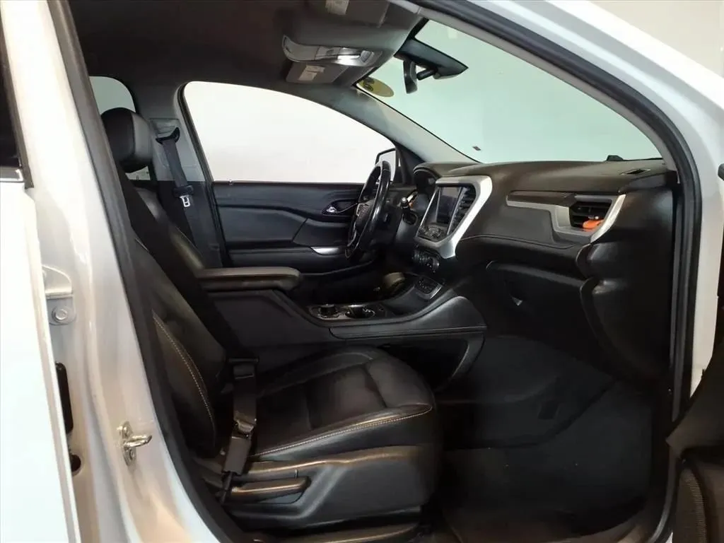 GMC Acadia photo 12