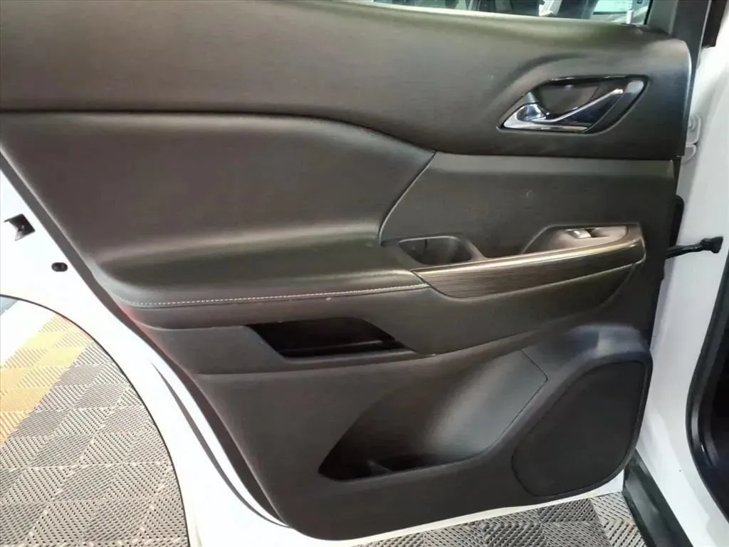 GMC Acadia photo 16