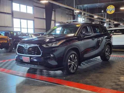 Another view of 2020 Toyota Highlander XLE for sale in Gretna, NE at Gretna Auto Outlet
