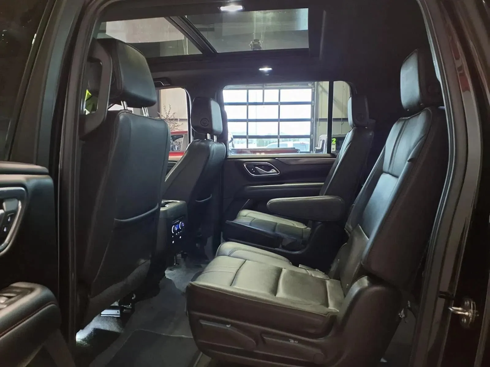 Chevrolet Suburban photo 17